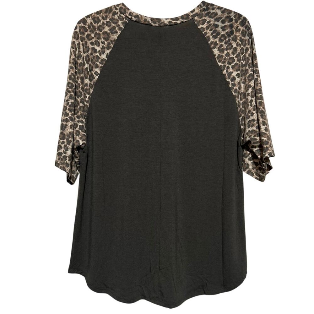 Zenana Women's Brown Green Animal Print Short Sleeve T-Shirt Front Pocket Size L - Picture 2 of 5